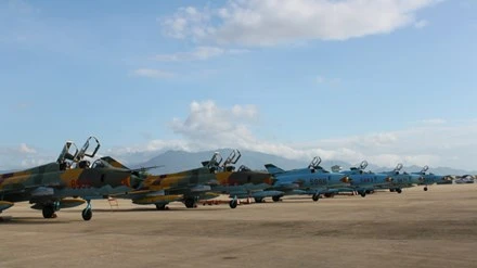 Hé lộ nhiệm vụ của phi công cường kích Su 22M4 ảnh 1 Dàn tiêm kích bom Su 22M4 và U-Su 22 trên sân bay. Ảnh: T.Đ.