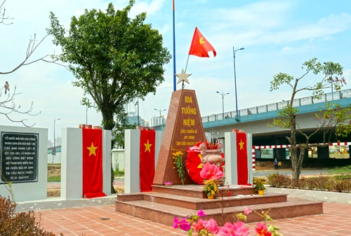 Bia tưởng niệm các chiến sĩ hy sinh tại cầu Rạch Chiếc trong chiến dịch Hồ Chí Minh. Ảnh:H.C. bia-rach-chiec-3698-1429022812.jpg