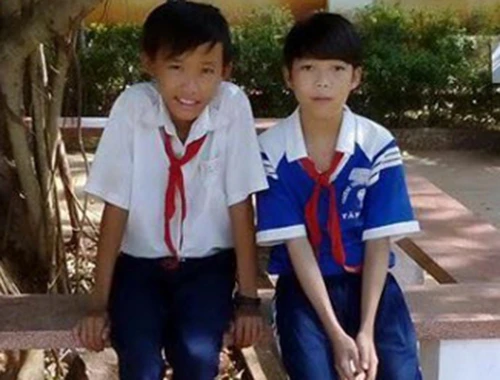Em Bùi Vĩnh Lộc (áo trắng) và Mai Quốc Tuấn (áo xanh), hai học sinh nhặt được vàng trả lại người mất hoc-sinh-nhat-vang-1850-1429410589.jpg