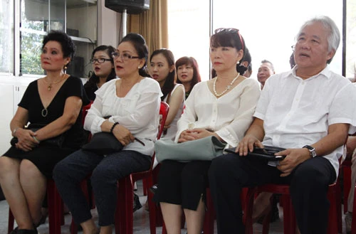 Đại diện gia đình nhạc sĩ Trịnh Công Sơn là ông Nguyễn Trung Trực và bà Trịnh Vĩnh Trinh (từ phải qua) nằm trong số khách mời tham gia nghi thức lễ. MG-3143-6652-1429436996.jpg