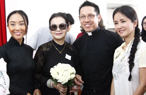 Ca sĩ Đoan Trang (trái) cũng đến dự. MG-3312-8676-1429436996.jpg