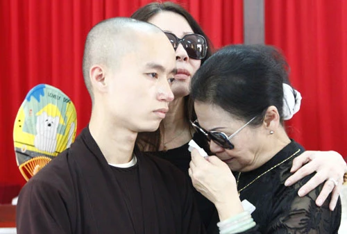 Rất đông khán giả hâm mộ, người trong giới nghệ sĩ đếntham gia buổi lễ theo nghi thức tôn giáo, cùng chia sẻ nỗi buồn mất mát với Khánh Ly. Danh ca nói, bà tự nhủ không quá xúc động. Tuy vậy, nữ ca sĩ không kiềm được cảm xúc nhiều lần trong buổi lễ. MG-3380-9761-1429436994.jpg