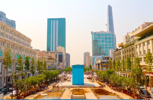 Quảng trường đi bộ Nguyễn Huệ đang chạy nước rút để kịp hoàn thành trước ngày 30/4. Ảnh:H.C. nguyen-hue-7620-1429022811.jpg