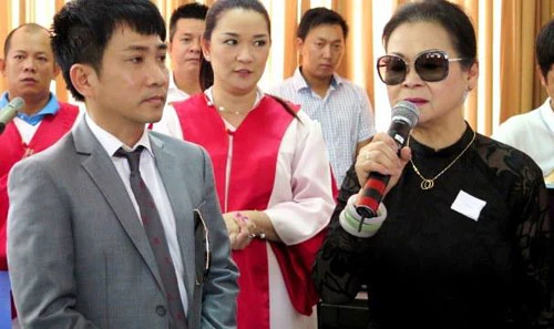 Trong lần về này, ngoài lễ thánh cho chồng, bà cùng ca sĩ Quang Thành (trái) tiếp tục thực hiện các công tác thiện nguyện, xã hội cho người nghèo.Khánh Ly cho biết, bàdành toàn bộ tiền phúng điếu trong tang lễ chồng ở Mỹgiúp người nghèo Việt Nam mổ mắt, xây dựng mái ấmtại TP HCM... quang-thanh-7819-1429440595.jpg