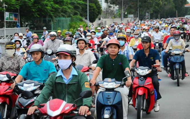 Người dân đi xe máy tại TP.HCM - Ảnh: T.T.D. Người dân đi xe máy tại TP.HCM - Ảnh: T.T.D.