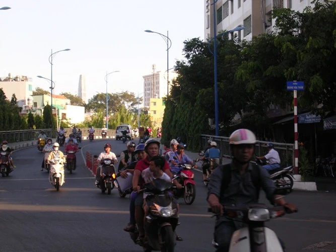 Cầu Trần Khánh Dư sáng chiều đều... kẹt ảnh 10