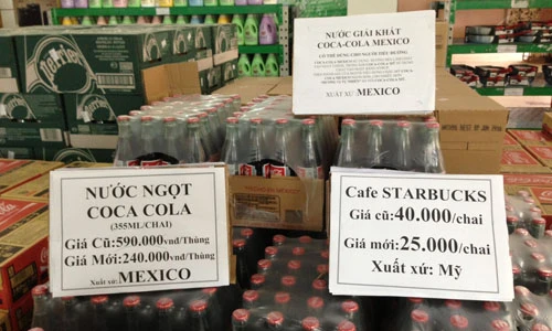 Trong khi đó, một vài siêu thị còn lại dù vẫn đanghoạt động nhưng quản lý nơi đây cho biết không còn lấy thêm hàng hoá, chủ yếu là kinh doanh cầm chừng, kèm theo đó là chính sách bán hàng giảm giá trung bình 40-50%. 12-1818-1430130645.jpg