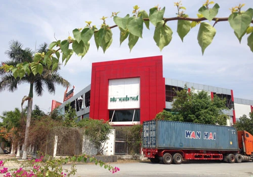 Khu thương mại Mộc Bài giáp ranh tỉnh Long An và biên giới Campuchia, cách TP HCM 70 km. Chuỗi siêu thị Mộc Bài là hệ thống các siêu thị phi thuế quan, hoạt động từ tháng 1/2006. Tại đây, khách nội địa tham quan, du lịch có mang theo chứng minh nhân dân được mua hàng miễn thuế 500.000 đồng mỗi ngày, tất cả hàng hoá được giảm giá từ 10-15% so với giá thị trường khiến nơi đây từng là điểm đến hấp dẫn và sôi động. Ban quản lý Khu kinh tế Tây Ninh cho biết, trong tổng số 32 đơn vị kinh doanh cửa hàng, siêu thị miễn thuế ở cửa khẩu Mộc Bài thì hiện đã có khoảng 90% xin đóng cửa. 1-4869-1430130643.jpg