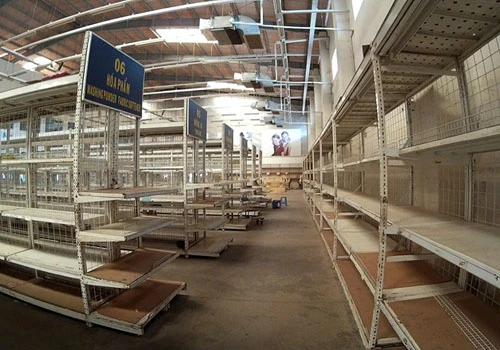 Gần đến sát ngày đóng cửa, hàng hoá tại G.C gần như trống trơn.Nhân viên siêu thị cho biết, G.C đã bắt đầu giảm giá, bán tháo hàng từ trước Tết Ất Mùi nhằm nhanh chóngthanh lý toàn bộ số hàng tồn. Nhiều mặt hàng có mức giảm tới 70%. 16-5611-1430130645.jpg