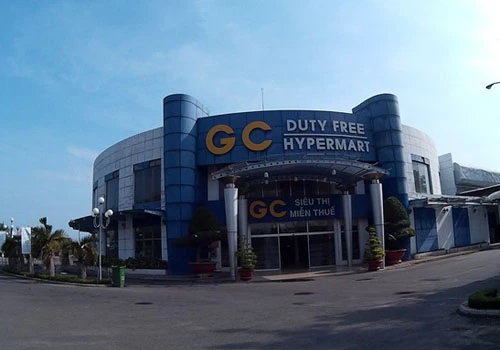 Siêu thị miễn thuế lớn nhất tại Khu kinh tế cửa khẩu Mộc Bài là GC (thuộc Công ty TNHH Thế Kỷ Vàng) cũng mớitrình văn bản xin đóng cửa hoạt động kể từ ngày 5/5, càng khẳng địnhchắc chắn cho sự kết thúc một mô hình kinh doanhtừng được xem là đột phá. Gần đến sát ngày đóng cửa, hàng hoá tại G.C gần như trống trơn.Nhân viên siêu thị cho biết, G.C đã bắt đầu giảm giá, bán tháo hàng từ trước Tết Ất Mùi nhằm nhanh chóngthanh lý toàn bộ số hàng tồn. Nhiều mặt hàng có mức giảm tới 70%. 17-3170-1430130644.jpg