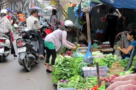 Dịch vụ hốt bạc mới xuất hiện trong mùa nắng nóng ảnh 1 Nhiều chị em giới văn phòng ngại ra đường khi thời tiết nắng nóng nên chọn dịch vụ đi chợ thuê.
