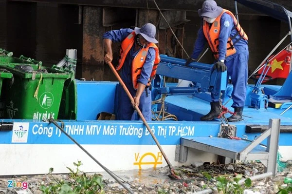Mỗi ngày vớt hàng trăm ký cá chết ở kênh Nhiêu Lộc ảnh 2