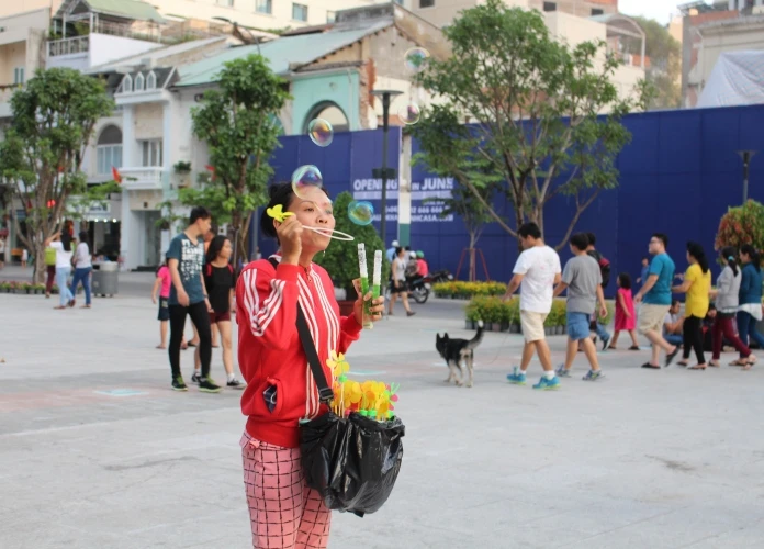 Chiều cuối tuần rộn rã ở phố đi bộ Nguyễn Huệ ảnh 10 Chiều cuối tuần rộn rã ở phố đi bộ Nguyễn Huệ ảnh 10