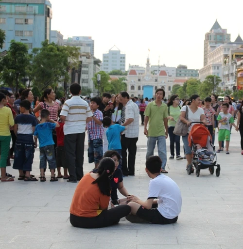 Chiều cuối tuần rộn rã ở phố đi bộ Nguyễn Huệ ảnh 7 Chiều cuối tuần rộn rã ở phố đi bộ Nguyễn Huệ ảnh 7