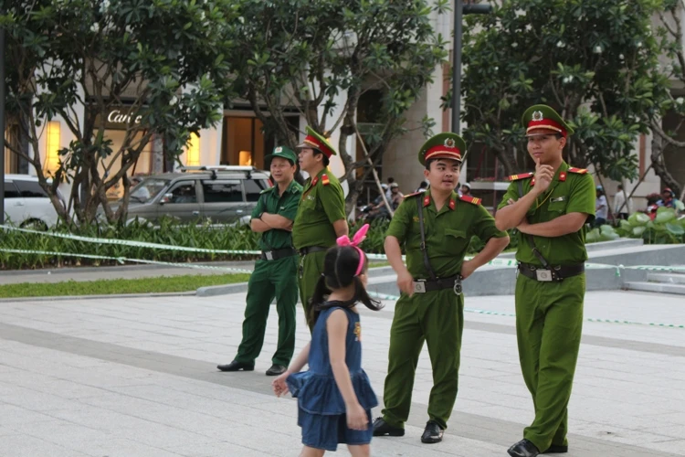 Chiều cuối tuần rộn rã ở phố đi bộ Nguyễn Huệ ảnh 16 Chiều cuối tuần rộn rã ở phố đi bộ Nguyễn Huệ ảnh 16