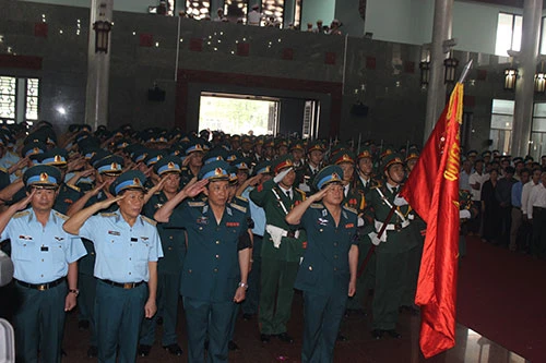 Tiễn biệt hai phi công Su – 22 hi sinh trên biển trong nước mắt ảnh 3 Tiễn biệt hai phi công Su – 22 hi sinh trên biển trong nước mắt ảnh 3