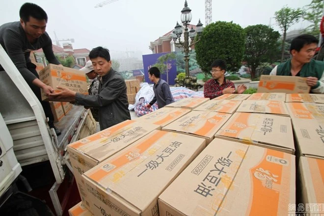 Trung Quốc: Xếp hàng 2 km từ 2g sáng để nhận một bịch gạo miễn phí ảnh 10 Trung Quốc: Xếp hàng 2 km từ 2g sáng để nhận một bịch gạo miễn phí ảnh 10