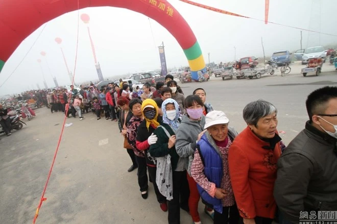 Trung Quốc: Xếp hàng 2 km từ 2g sáng để nhận một bịch gạo miễn phí ảnh 8 Trung Quốc: Xếp hàng 2 km từ 2g sáng để nhận một bịch gạo miễn phí ảnh 8