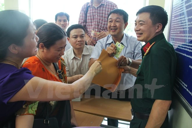 Phụ huynh mướt mồ hôi 'vây' trường mua hồ sơ ảnh 5 Phụ huynh mướt mồ hôi 'vây' trường mua hồ sơ ảnh 5