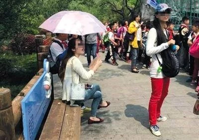 Cư dân mạng phẫn nộ trước cảnh học sinh phải cầm ô che cho cô giáo ảnh 1 Cư dân mạng phẫn nộ trước cảnh học sinh phải cầm ô che cho cô giáo ảnh 1