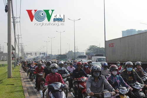 Cửa ngõ Sài Gòn kẹt xe khủng khiếp, kéo dài trong nhiều giờ ảnh 11 Cửa ngõ Sài Gòn kẹt xe khủng khiếp, kéo dài trong nhiều giờ ảnh 11