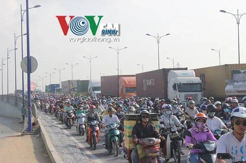 Cửa ngõ Sài Gòn kẹt xe khủng khiếp, kéo dài trong nhiều giờ ảnh 13 Cửa ngõ Sài Gòn kẹt xe khủng khiếp, kéo dài trong nhiều giờ ảnh 13