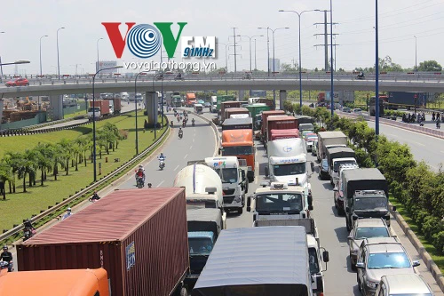 Cửa ngõ Sài Gòn kẹt xe khủng khiếp, kéo dài trong nhiều giờ ảnh 15 Cửa ngõ Sài Gòn kẹt xe khủng khiếp, kéo dài trong nhiều giờ ảnh 15