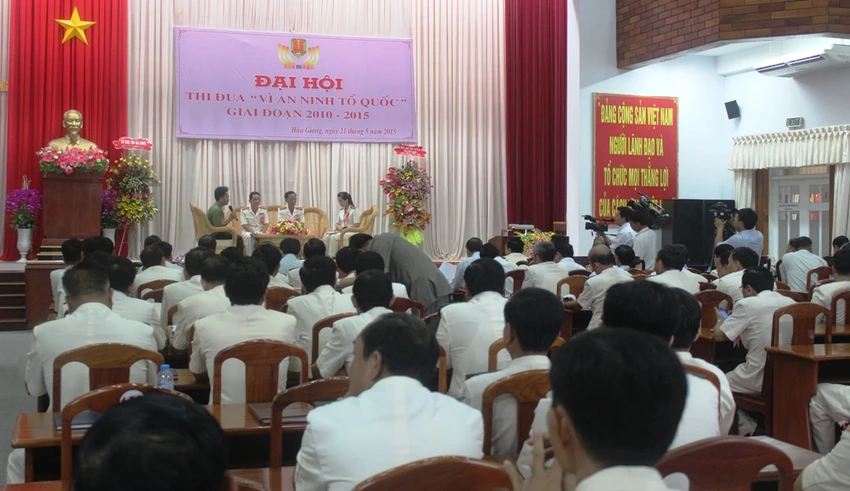 Nhiều tấm gương liêm khiết, tận tụy phục vụ nhân dân ảnh 1 Nhiều tấm gương liêm khiết, tận tụy phục vụ nhân dân ảnh 1