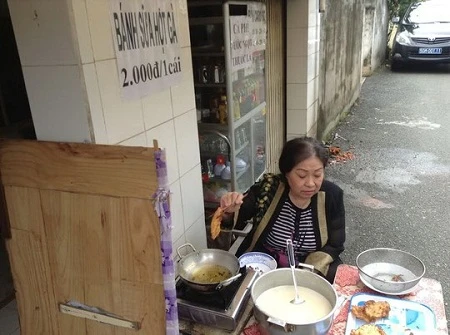 NSƯT Ngọc Hương dù bệnh tật vẫn phải bán bánh để có tiềm mua gạo mỗi ngày