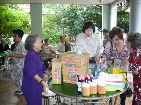 NSƯT Minh Vương, NSND Lệ Thủy mang quà đến thăm Khu dưỡng lão nghệ sĩ TPHCM