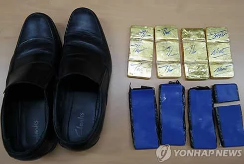 Báo chí Hàn Quốc cho biết, vàng được phát hiện trong giày của tiếp viên và phi công Vietnam Airlines.Ảnh:Yonhap news buon-vang-1-8630-1429153171-4994-1433566
