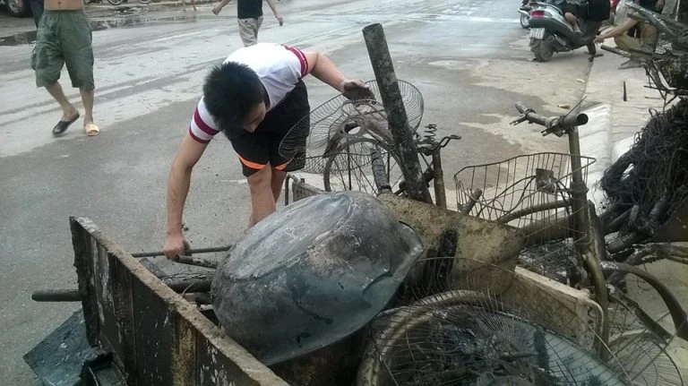 Cháy khủng khiếp trong đêm ở khu lán công nhân, 4.000 người tháo chạy ảnh 10 Cháy khủng khiếp trong đêm ở khu lán công nhân, 4.000 người tháo chạy ảnh 10