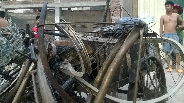 Cháy khủng khiếp trong đêm ở khu lán công nhân, 4.000 người tháo chạy ảnh 12 Cháy khủng khiếp trong đêm ở khu lán công nhân, 4.000 người tháo chạy ảnh 12
