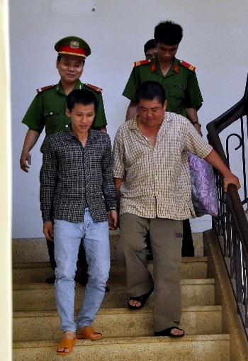 Ông Trung (áo sọc trắng)bị bắt tại tòa, đưa về trại giam sau phiên xử phúc thẩm. Ảnh:Thái Hà. Ông Trung bị bắt tại tòa, đưa về trại giam sau phiên tòa phúc thẩm. Ảnh: Hoàng Trường