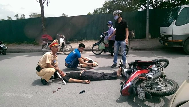 Xe máy lao thẳng vào trung tá cảnh sát giao thông ảnh 1