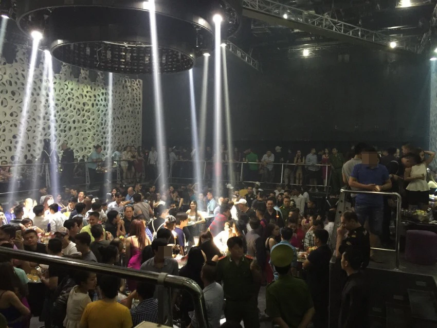 Bên trong quán bar Canalis lúc công an ập vào kiểm tra.