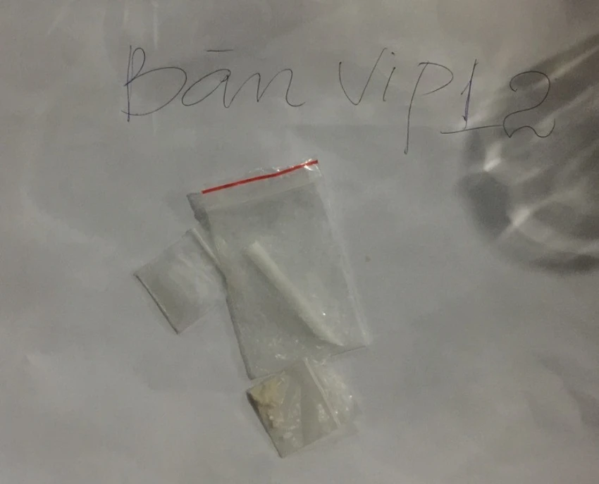 Nhiều túi nilon chứa chất bột màu trắng được công an phát hiện trên bàn Vip 12 nghi vấn là ma túy.