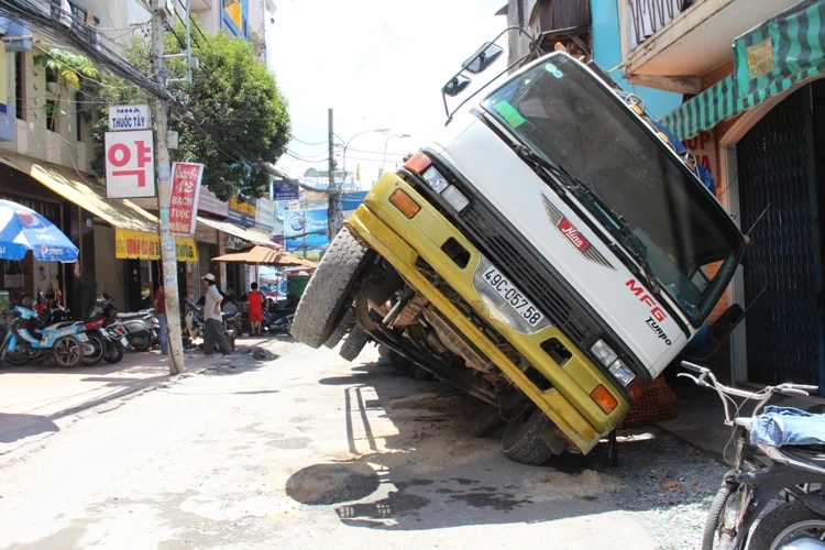 Xe tải sụp hố ga lật chổng vó giữa phố Sài Gòn ảnh 3 Xe tải sụp hố ga lật chổng vó giữa phố Sài Gòn ảnh 3