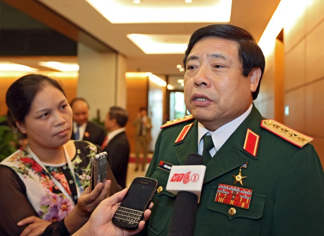 Bộ trưởng Bộ Quốc phòng Phùng Quang Thanh trong lần trả lời phỏng vấn báo chí bên lề kỳ họp Quốc hội vào tháng 10-2014 - Ảnh: Việt Dũng/TTO Bộ trưởng Bộ Quốc phòng Phùng Quang Thanh trong lần trả lời phỏng vấn báo chí bên lề kỳ họp Quốc hội vào tháng 10-2014 - Ảnh: Việt Dũng