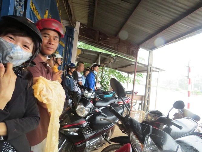 Hàng trăm người trú mưa chứ không chịu rời hiện trường vụ thảm sát ảnh 6 Hàng trăm người trú mưa chứ không chịu rời hiện trường vụ thảm sát ảnh 6