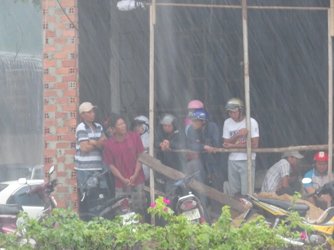 Hàng trăm người trú mưa chứ không chịu rời hiện trường vụ thảm sát ảnh 7 Hàng trăm người trú mưa chứ không chịu rời hiện trường vụ thảm sát ảnh 7