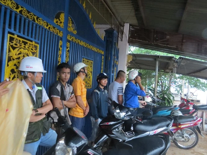 Hàng trăm người trú mưa chứ không chịu rời hiện trường vụ thảm sát ảnh 8 Hàng trăm người trú mưa chứ không chịu rời hiện trường vụ thảm sát ảnh 8