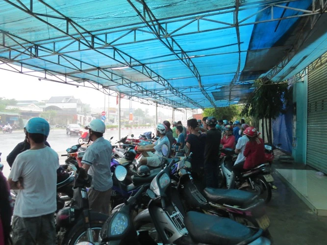 Hàng trăm người trú mưa chứ không chịu rời hiện trường vụ thảm sát ảnh 12 Hàng trăm người trú mưa chứ không chịu rời hiện trường vụ thảm sát ảnh 12