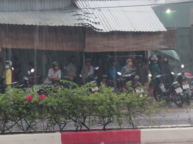 Hàng trăm người trú mưa chứ không chịu rời hiện trường vụ thảm sát ảnh 5 Hàng trăm người trú mưa chứ không chịu rời hiện trường vụ thảm sát ảnh 5