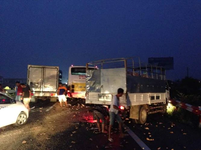 Xe nối đuôi tông nhau trên cao tốc Pháp Vân ảnh 1 Xe nối đuôi tông nhau trên cao tốc Pháp Vân ảnh 1