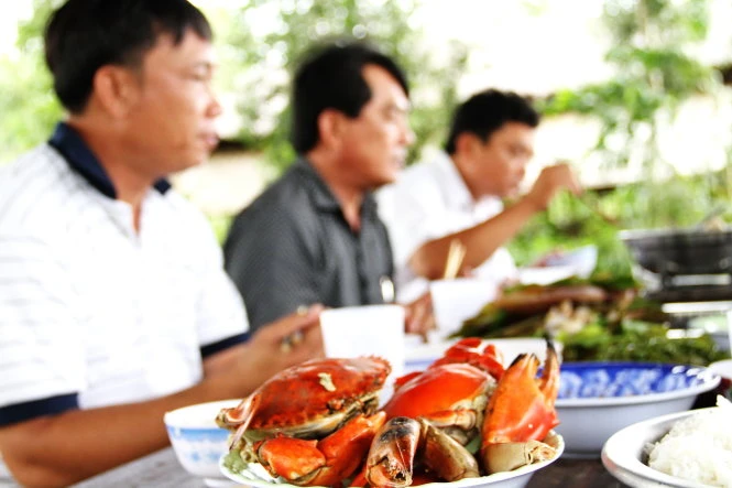 Ở Đồng Chó Ngáp khan hiếm thịt heo, thịt bò, nên thức ăn phổ biến là tôm, cua - Ảnh: V.TR. Ở Đồng Chó Ngáp khan hiếm thịt heo, thịt bò, nên thức ăn phổ biến là tôm, cua - Ảnh: V.TR.