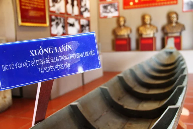 Chiếc xuồng lườn từng được cố Thủ tướng Võ Văn Kiệt sử dụng đi lại trong thời gian công tác ở đồng chó ngáp Bạc Liêu - Ảnh: V.TR. Chiếc xuồng lườn từng được cố Thủ tướng Võ Văn Kiệt sử dụng đi lại trong thời gian công tác ở đồng chó ngáp Bạc Liêu - Ảnh: V.TR.