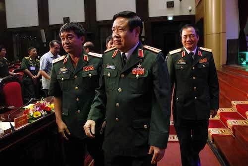 Chùm ảnh: Bộ trưởng Phùng Quang Thanh trong đêm giao lưu 'Khát vọng đoàn tụ' ảnh 3 Chùm ảnh: Bộ trưởng Phùng Quang Thanh trong đêm giao lưu 'Khát vọng đoàn tụ' ảnh 3
