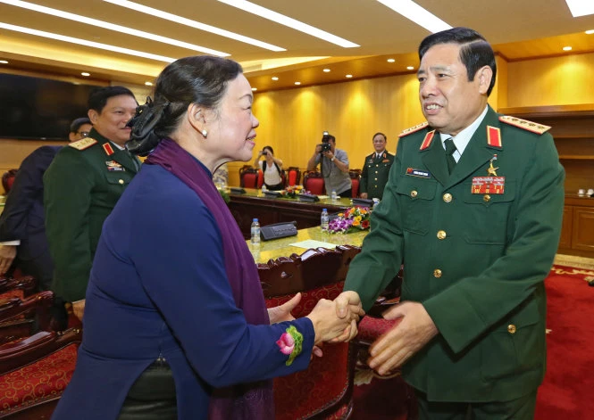 Chùm ảnh: Bộ trưởng Phùng Quang Thanh trong đêm giao lưu 'Khát vọng đoàn tụ' ảnh 8 Chùm ảnh: Bộ trưởng Phùng Quang Thanh trong đêm giao lưu 'Khát vọng đoàn tụ' ảnh 8