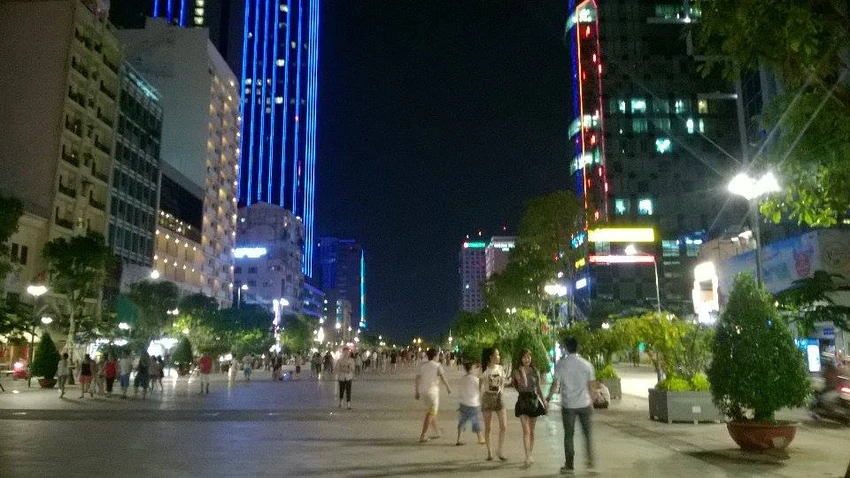Hàng trăm người tụ tập làm náo loạn phố đi bộ Nguyễn Huệ ảnh 3 Hàng trăm người tụ tập làm náo loạn phố đi bộ Nguyễn Huệ ảnh 3